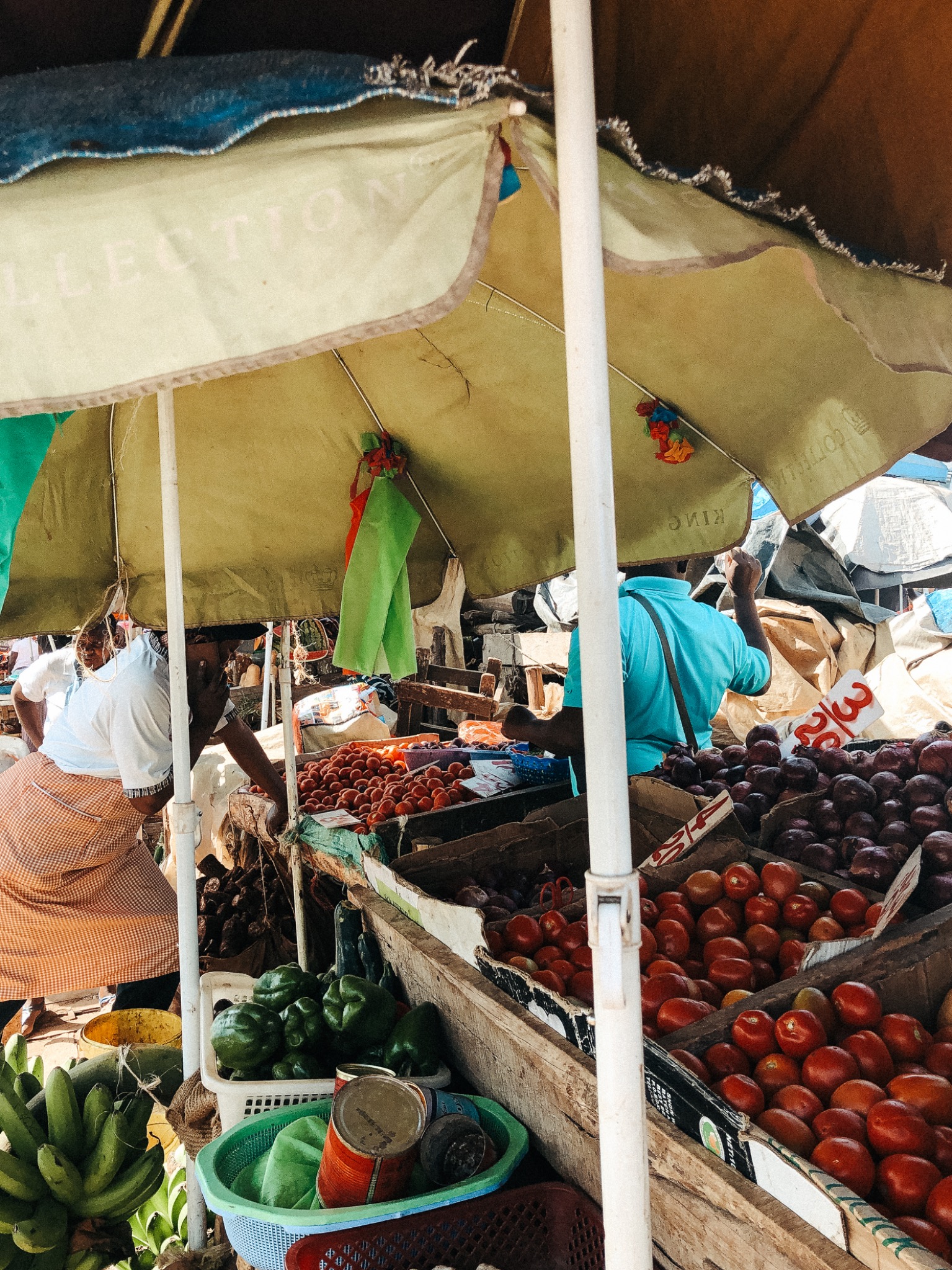 Frukt og grønnsaker på et lokalt marked i Kenya